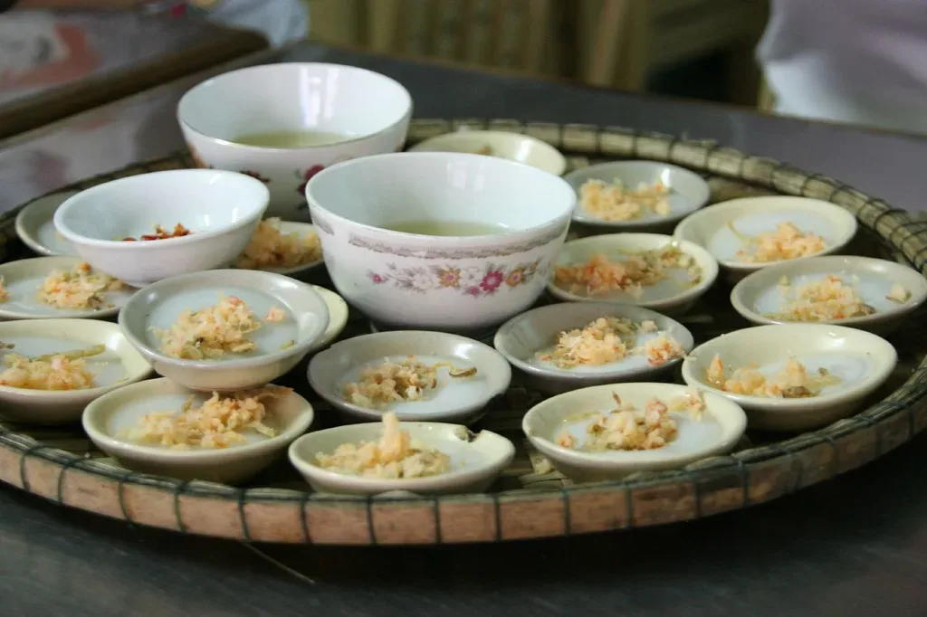 Ăn bánh bèo Huế