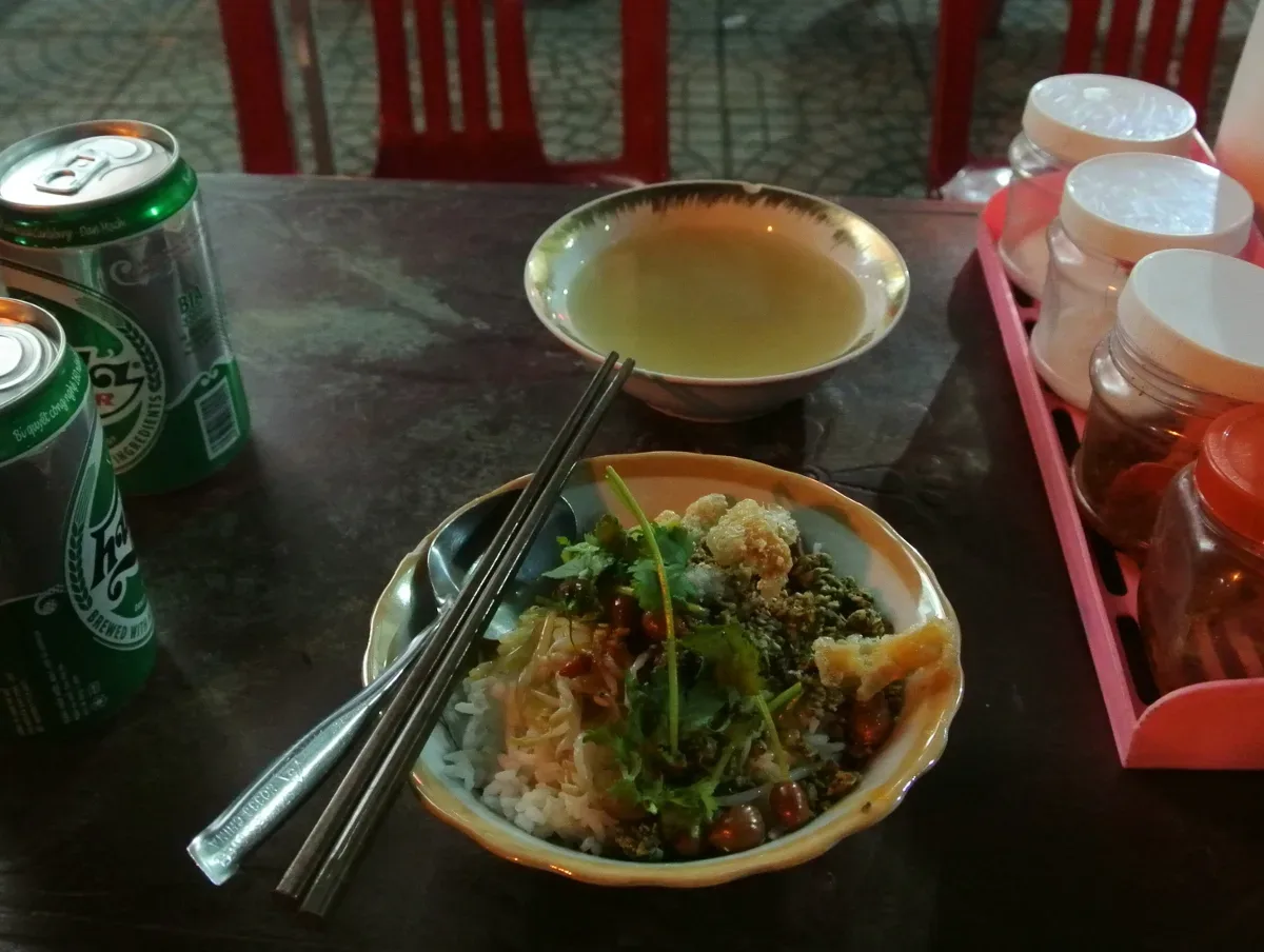 Ăn Cơm hến Huế