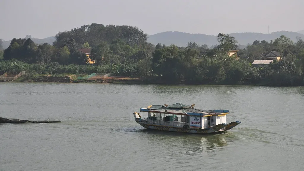 Sông Hương đoạn qua Huế, nơi Cồn Hến — vùng nguyên liệu chính của món cơm hến — nằm giữa dòng