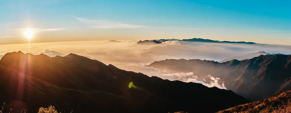 Bình minh trên biển mây nhìn từ đỉnh núi Tà Xùa