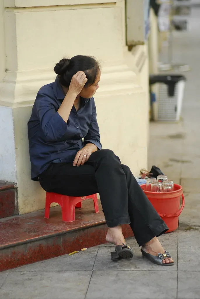 Uống trà chanh vỉa hè Hà Nội
